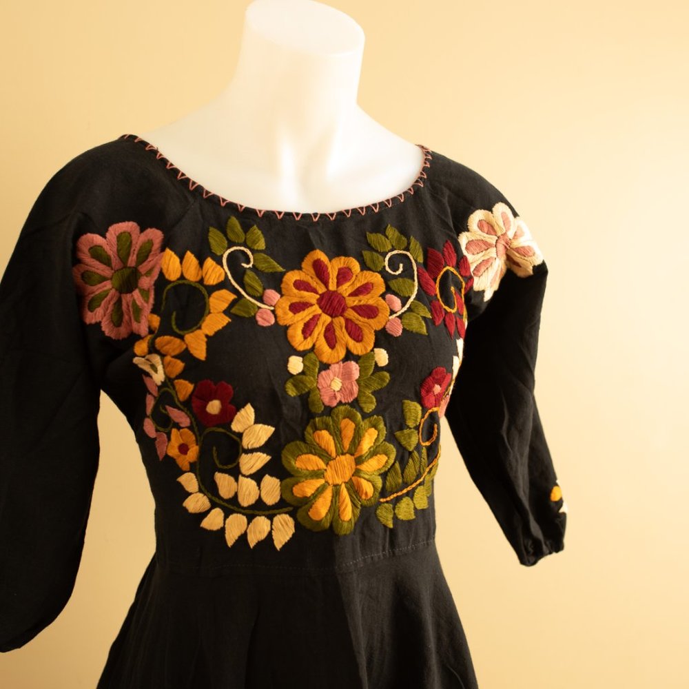 🌸 2 x $49 🌸 Beautiful hand embroidered Mexican dress - Picture 5 of 9